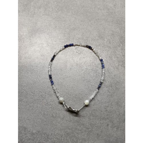 Holdkő, szodalittal és szilíciummal