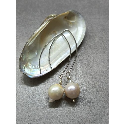 Tenyésztett gyöngy, ezüst fülbevaló, modern akasztóval