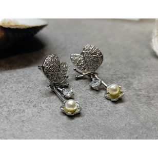 Ezüst pillangó virág gyönggyel